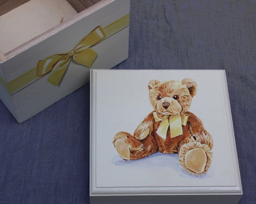 Keepsake box with mid brown teddy closeup